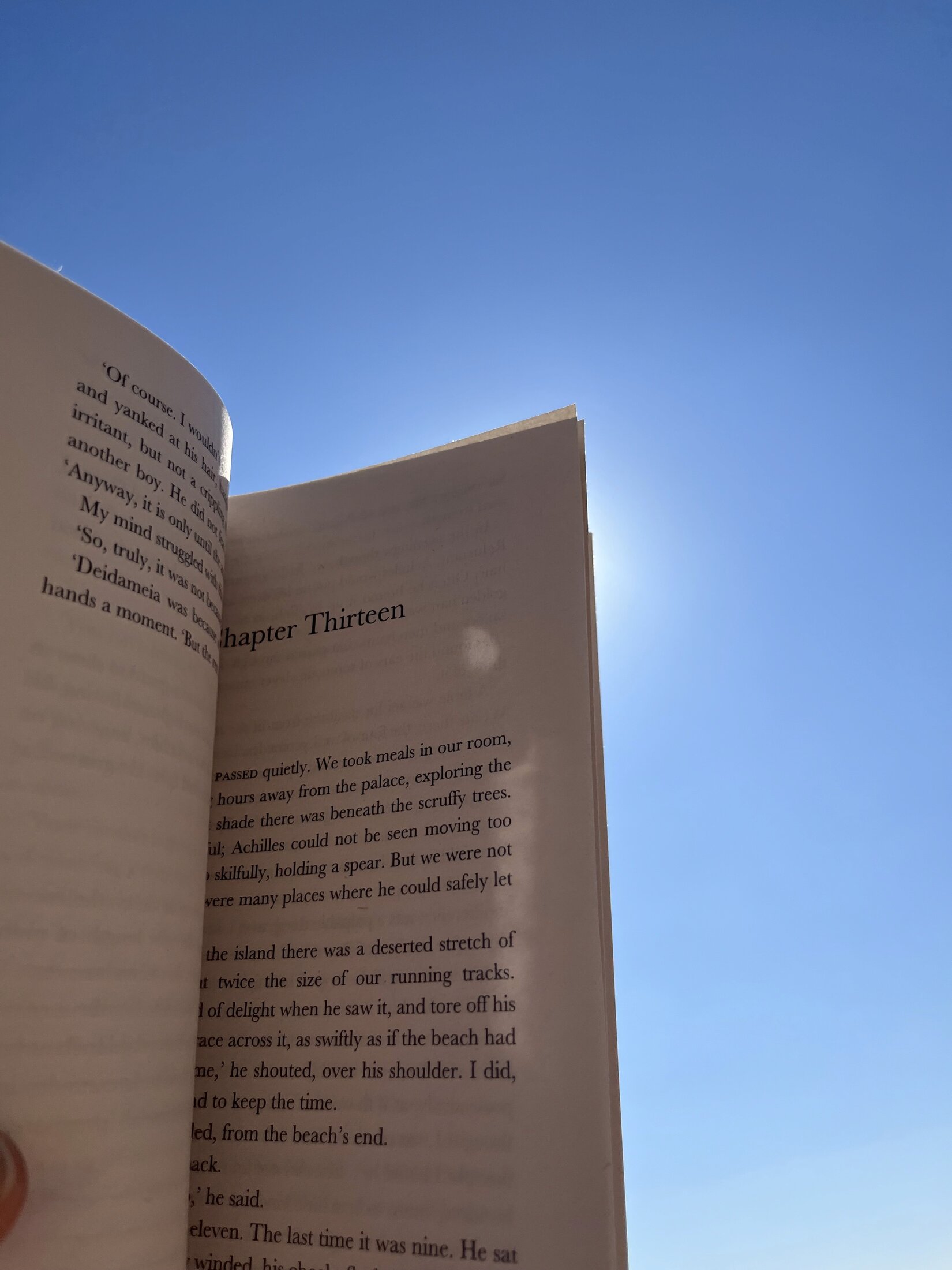 Libro abierto bajo el cielo